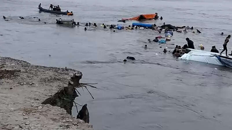 दक्षिण अमेरिकी देश पेरू में दो नावें अमेजन नदी में डूबी, 12 की मौत