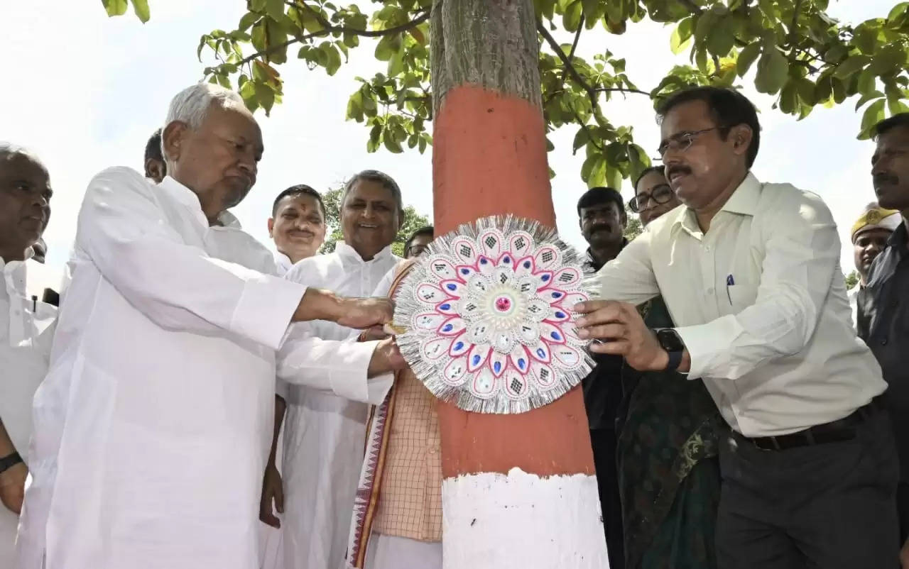 मुख्यमंत्री नीतीश कुमार राजधानी वाटिका में रक्षा बंधन के मौका पर पेड़ पर राखी बांध कर पर्यावरण बचाओ अभियान की शुरुआत करते हुए।