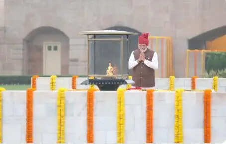 प्रधानमंत्री ने 80वें स्वतंत्रता दिवस पर राजघाट पहुंचकर महात्मा गांधी को दी श्रद्धांजलि