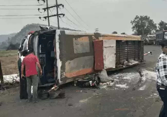 मप्रः बाइक से टक्कर के बाद पलटी बेकाबू बस, चार लोगों की मौत, 14 यात्री घायल