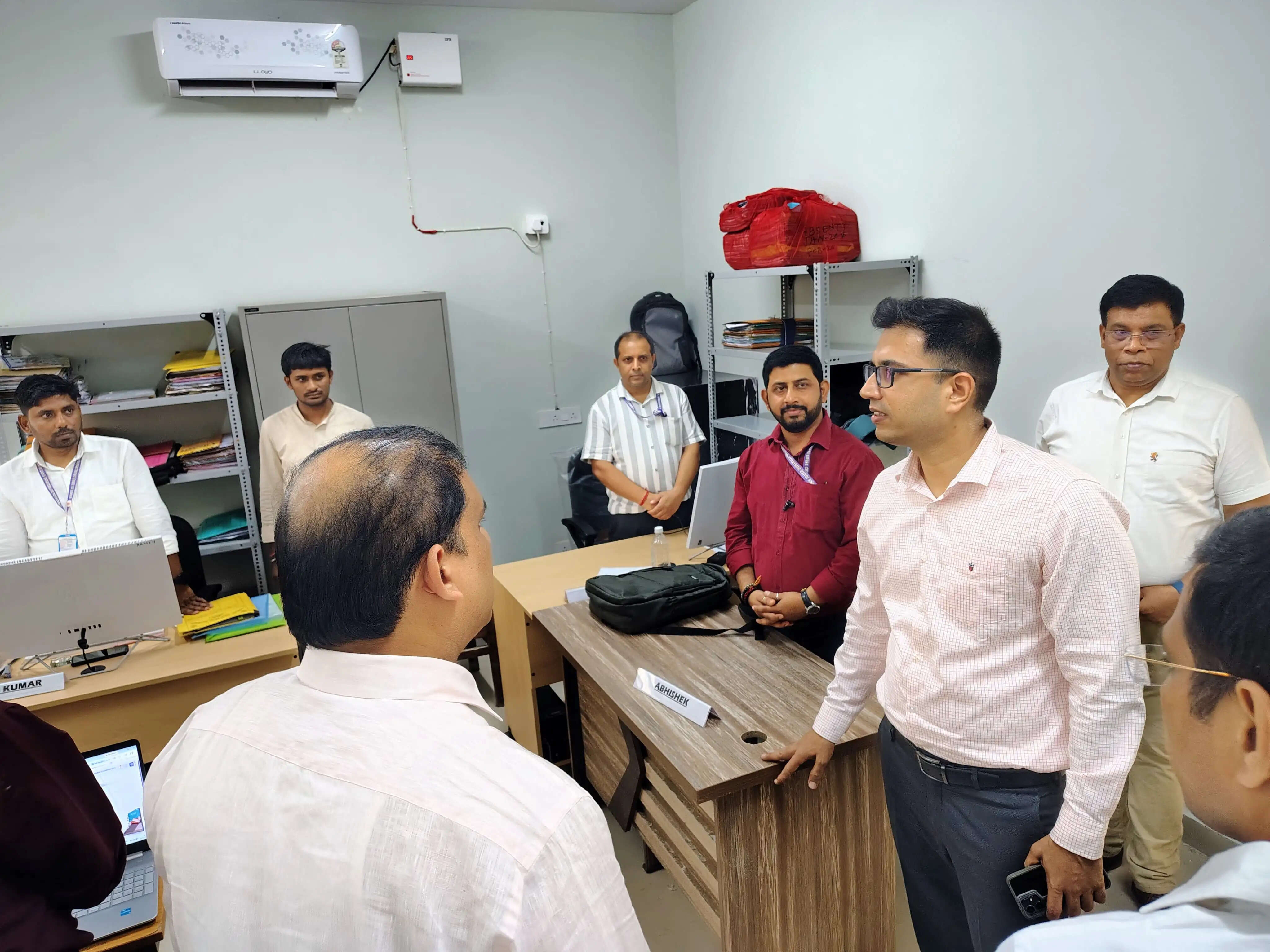 नवनिर्मित शिक्षा भवन का डीएम व डीडीसी ने किया निरीक्षण
