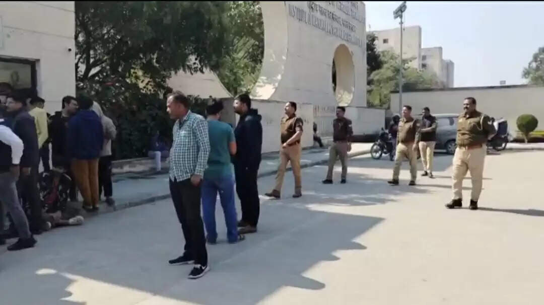 प्लेसमेंट&nbsp;की&nbsp;मांग&nbsp;काे&nbsp;लेकर&nbsp;आरजीआईपीटी&nbsp;के&nbsp;छात्रों&nbsp;ने&nbsp;दिया&nbsp;धरना