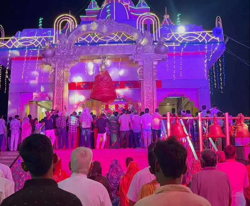 मप्रः रतनगढ़ माता मंदिर में अष्टमी पर्व पर उमड़ा श्रद्धालुओं का सैलाब, एक लाख श्रद्धालुओं ने किए माता रानी के दर्शन