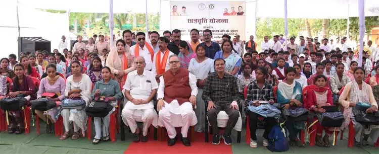 वनांचल के सपनों को मिल रहे पंख, छात्रवृत्ति योजना से बढ़ रहा बच्चों का आत्मविश्वास