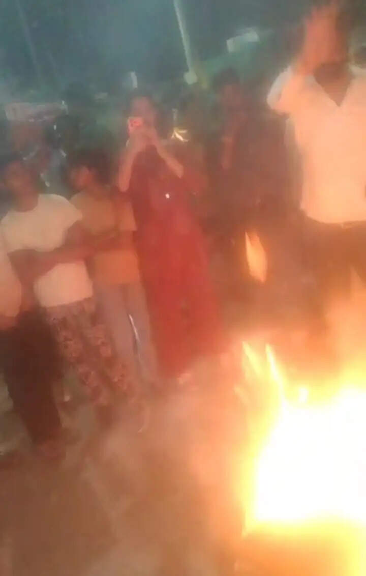 झाबुआ: अव्यवस्थाओं की भेंट चढ़ा रावण का मेला, अप्रत्याशित रावण दहन से आक्रोशित लोगों ने जलाया सीएमओ का पुतला