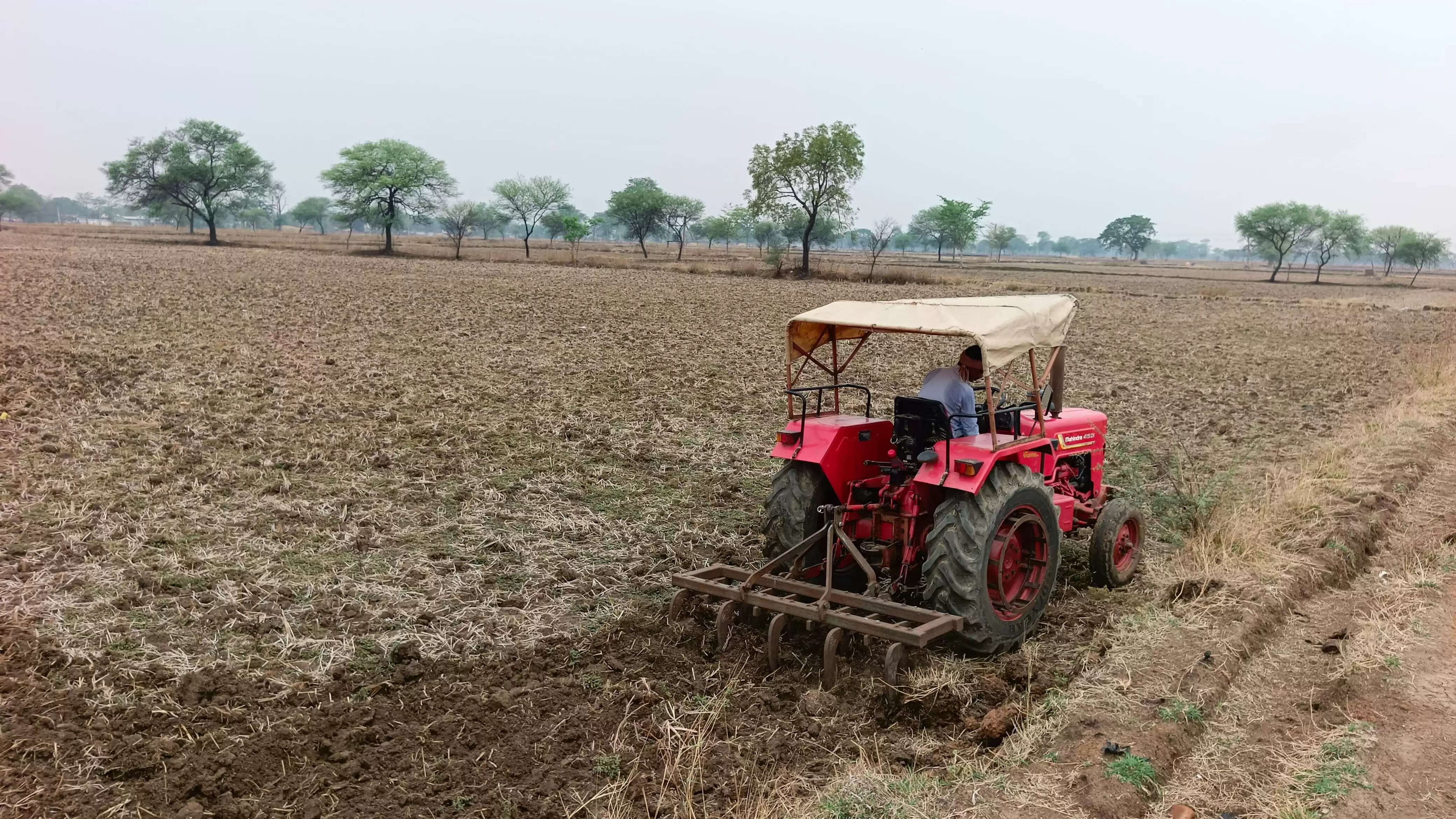 खरीफ फसल की तैयारी में जुटे किसान, खेतों की हो रही जुताई