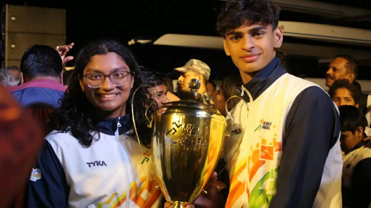 अभिनेता आर माधवन के बेटे वेदांत ने ''खेलो इंडिया यूथ गेम्स'' में जीते गोल्ड मेडल, पिता ने शेयर की तस्वीरें