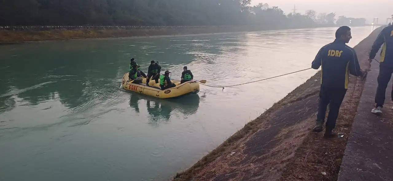 उत्तराखंड : चीला बैराज के पास जीप का टायर फटने से वन रेंजर और दारोगा सहित चार की मौत