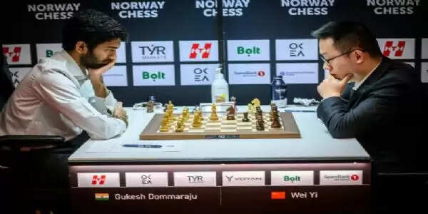 नॉर्वे शतरंज 2025: कार्लसन अंतिम राउंड से पहले बढ़त पर, गुकेश ने किया दबाव तेज