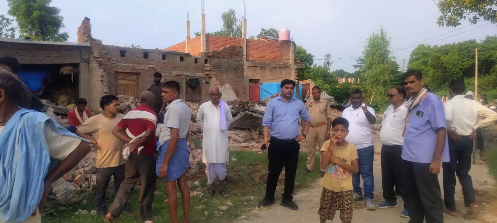 हाईकोर्ट के आदेश पर खलिहान और चकमार्ग की सुरक्षित भूमि से हटाया गया अवैध कब्जा