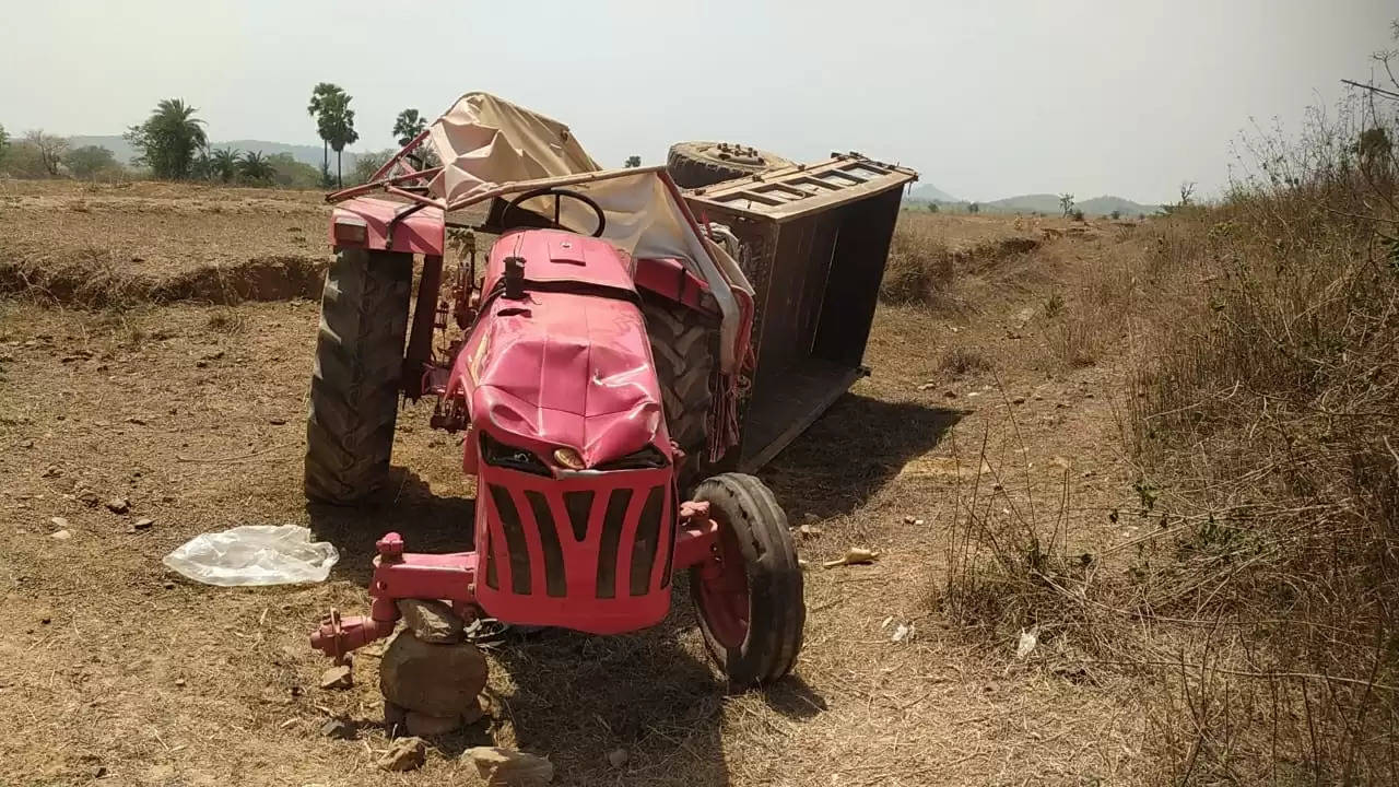 ट्रैक्टर पलटने से एक मजदूर की मौत, एक मजदूर घायल