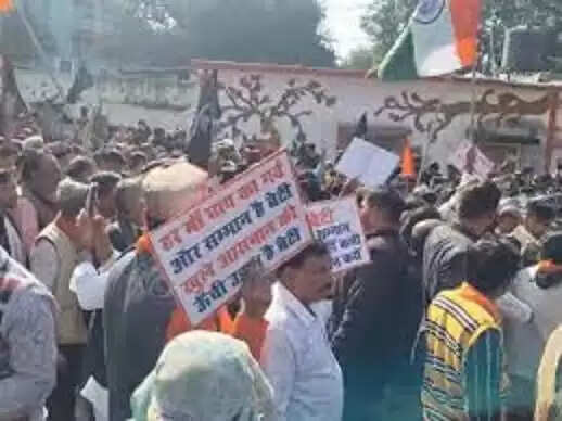 आईएएस संतोष वर्मा के खिलाफ सड़कों पर उतरा ब्राह्मण समाज, सीएम हाउस घेराव की कोशिश, पुलिस से हुई धक्कामुक्की