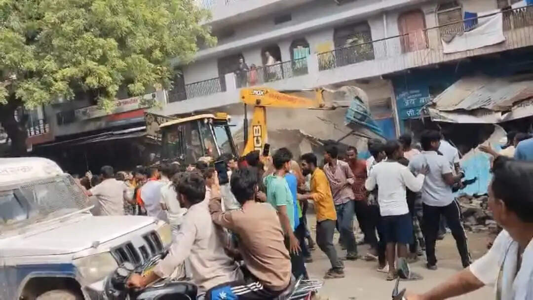 अतिक्रमण हटाने गई टीम पर पथराव, 05 नामजद समेत 200 के खिलाफ मुकदमा