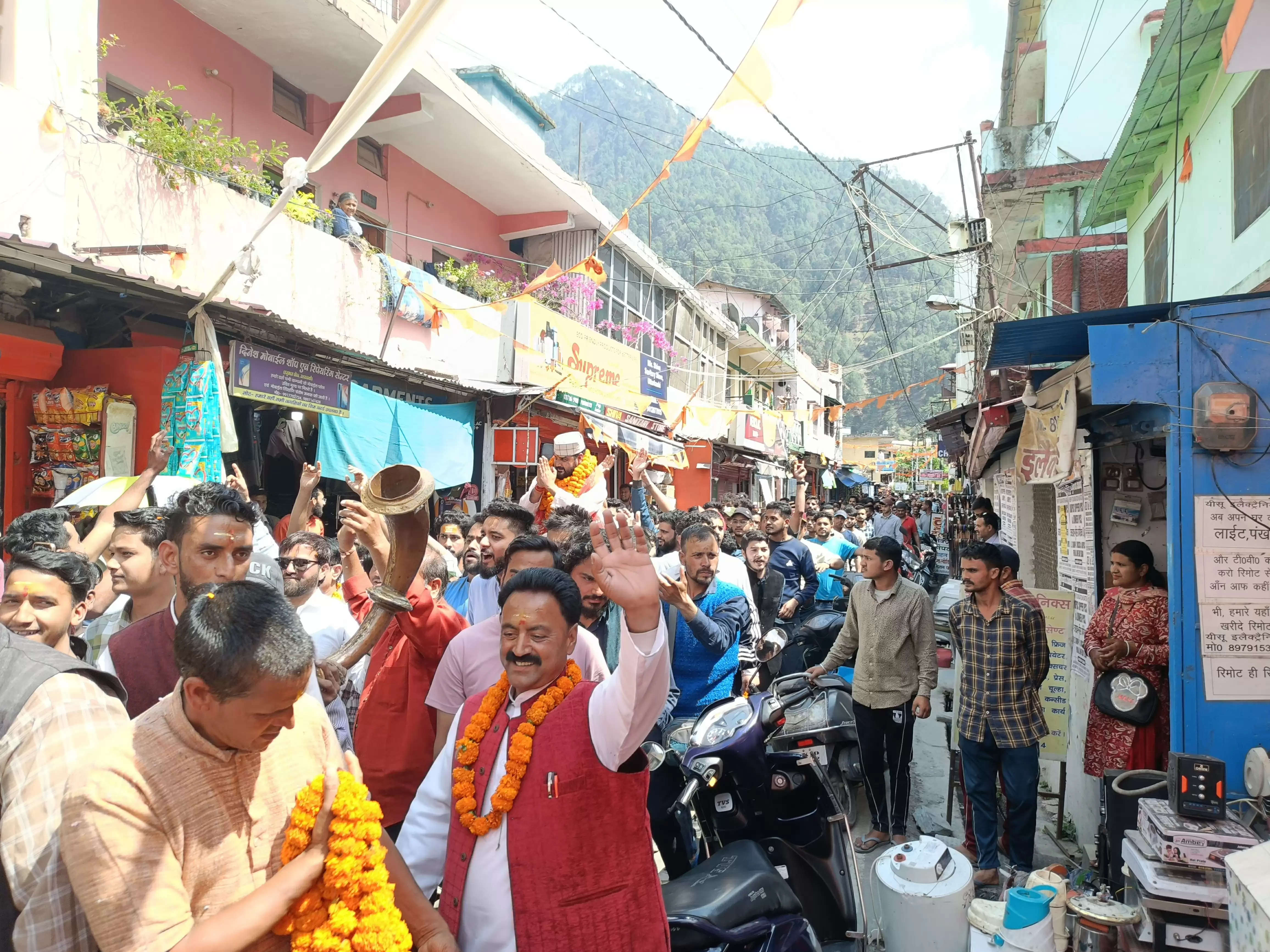 बॉबी पंवार ने मां गंगा का लिया आशीर्वाद, उत्तरकाशी रोड शो में उमड़ा जनसैलाब