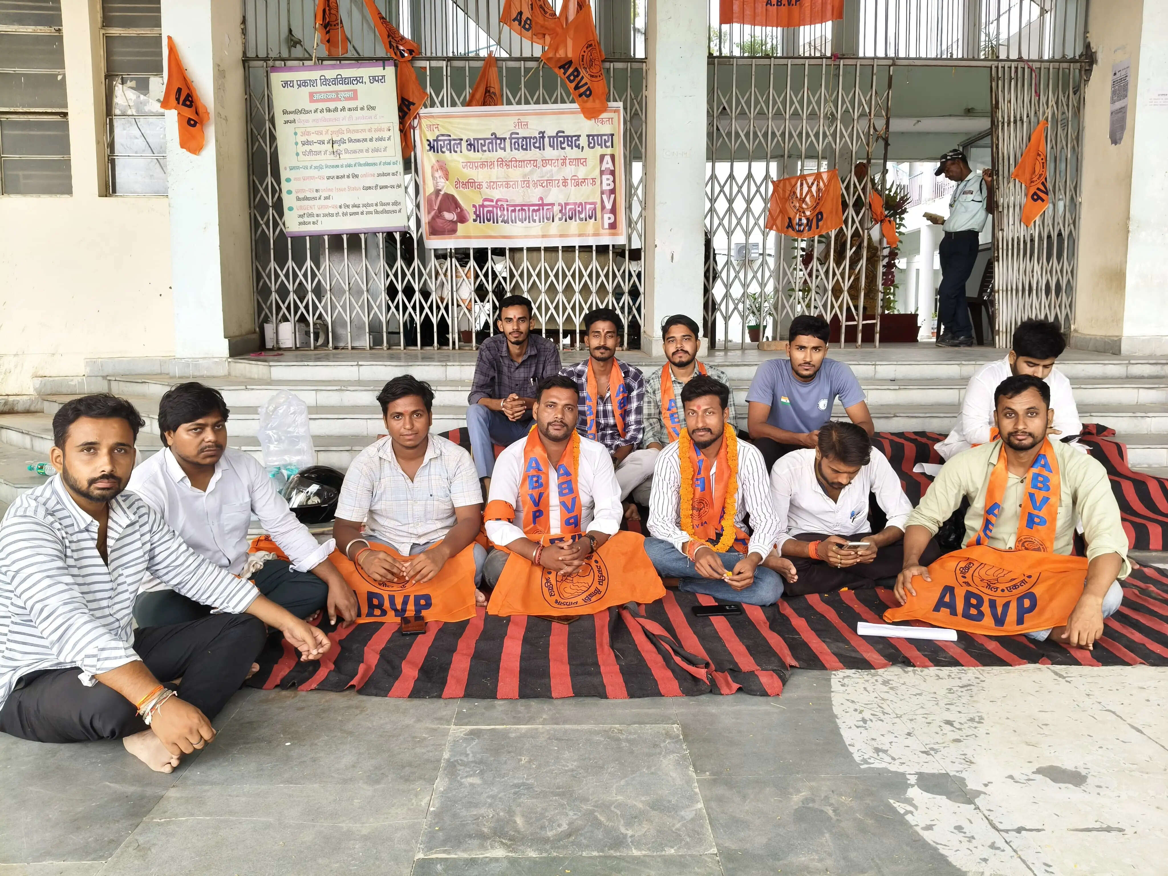 जेपीयू में अखिल भारतीय विद्यार्थी परिषद का अनिश्चितकालीन अनशन शुरू