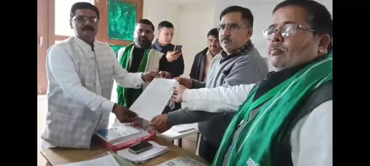 कमलापुर चीनी मिल :  पुराने कर्मचारियों की बहाली व बकाया भुगतान की उठी मांग, सौंपा ज्ञापन