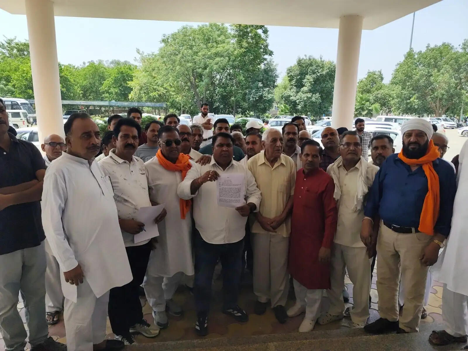 हांसी निवासी भाखड़ा पाइपलाइन का रुका काम शुरू करवाने पहुंचे सचिवालय