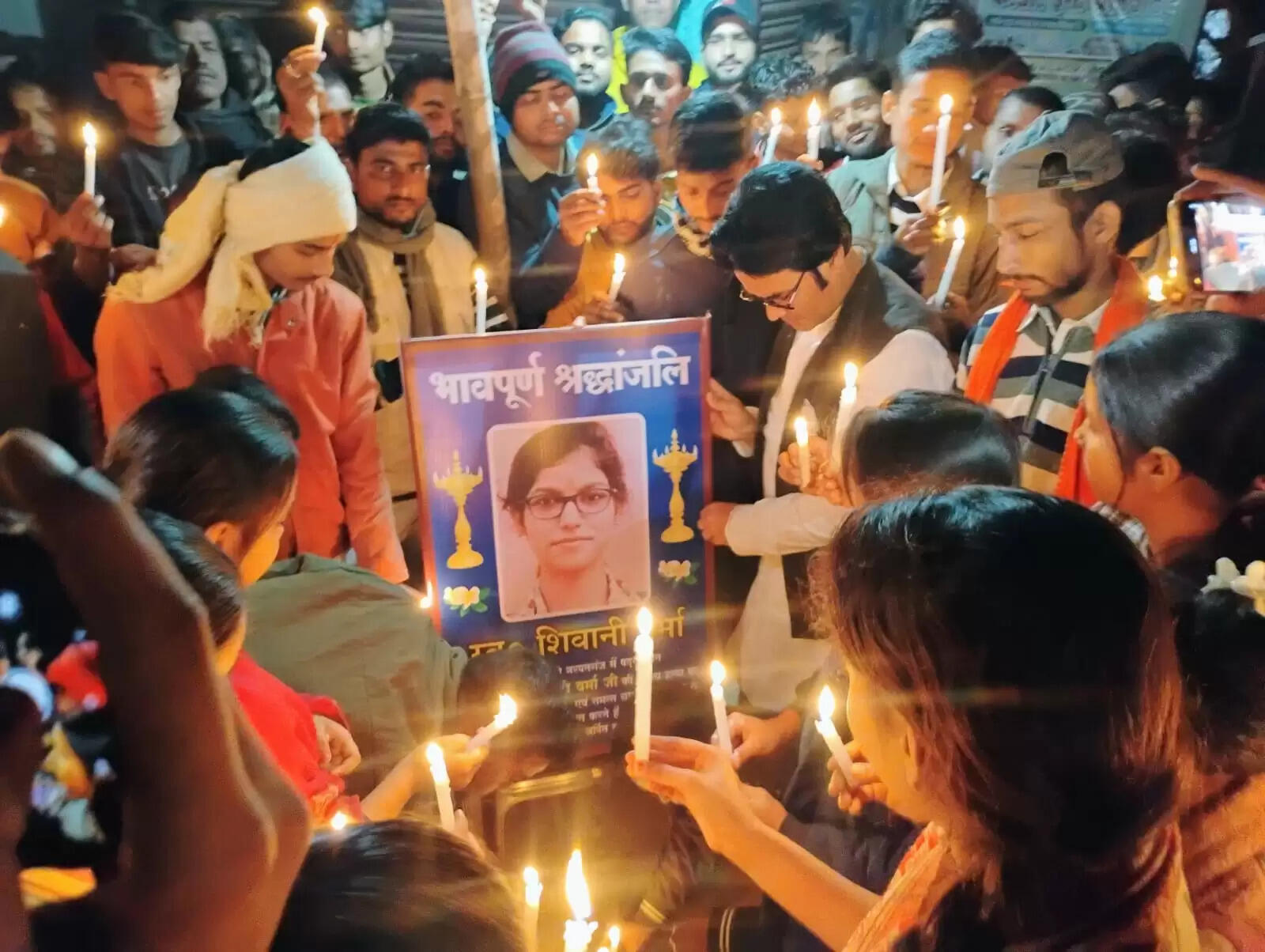 शिक्षिका शिवानी को दी गई कैंडल मार्च निकालकर दी गई श्रद्धांजलि