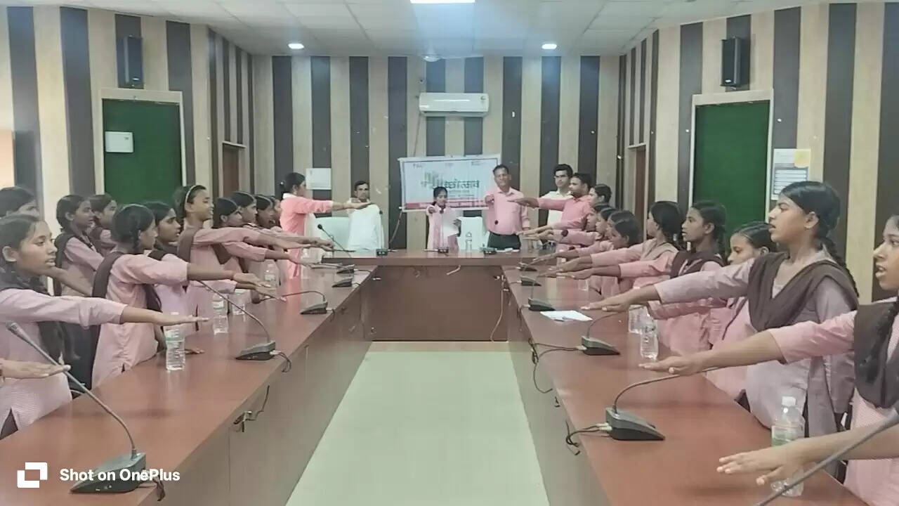 छात्रा बनी एक दिन की खंड विकास अधिकारी