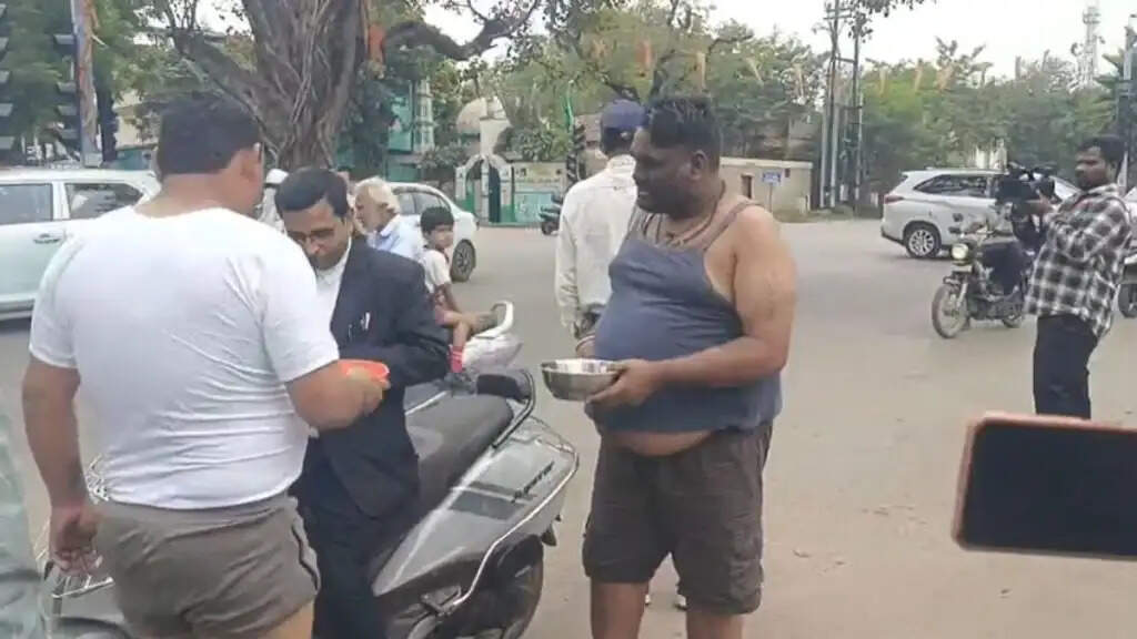 लंबित भुगतान को लेकर अर्धनग्न होकर सड़कों पर जल जीवन मिशन के ठेकेदारों ने मांगी भीख