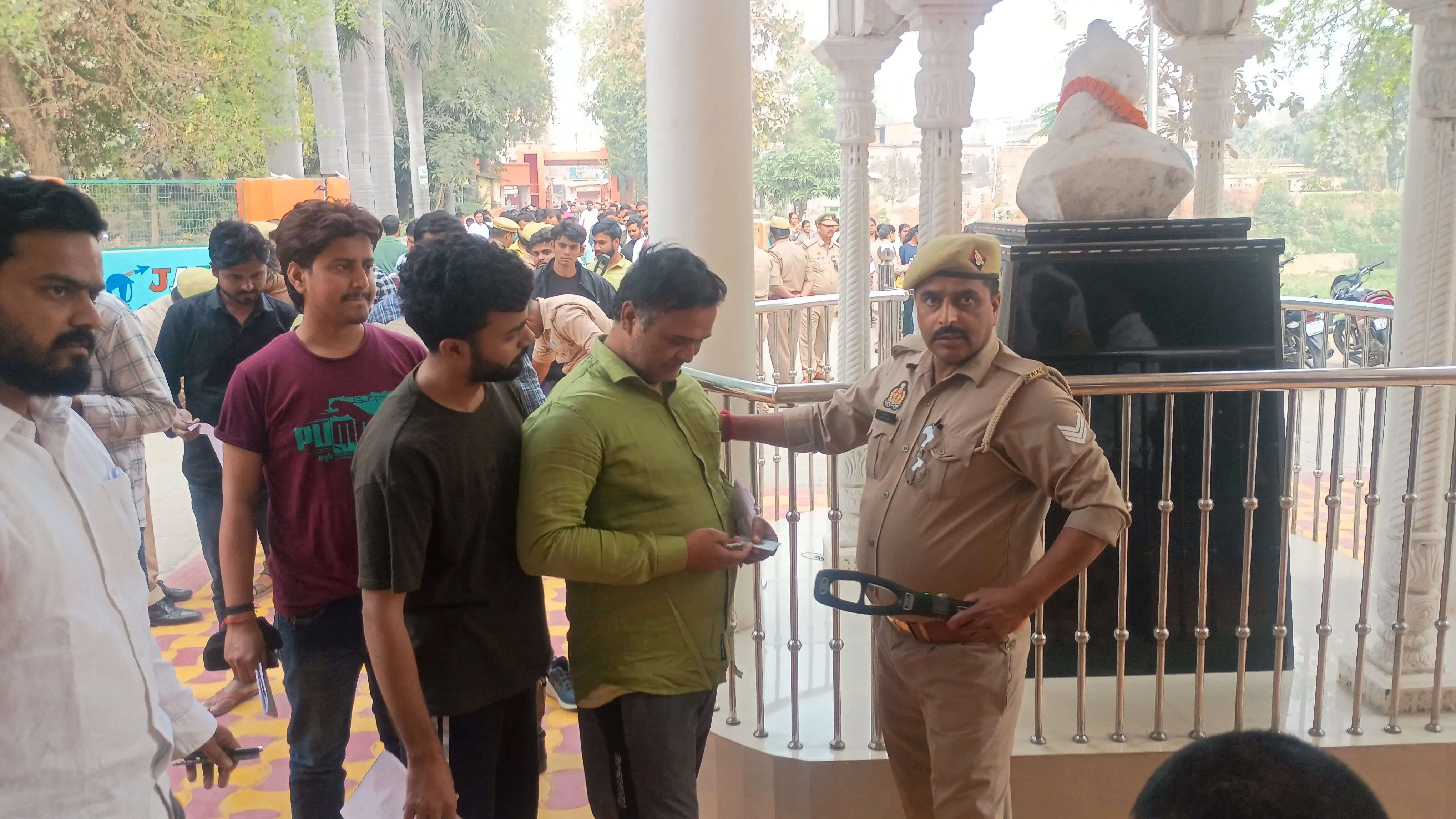 यूपी पुलिस एसआई भर्ती परीक्षा का दूसरा दिन, कड़ी सुरक्षा के बीच 19 परीक्षा केंद्रों पर शुरू हुई परीक्षा