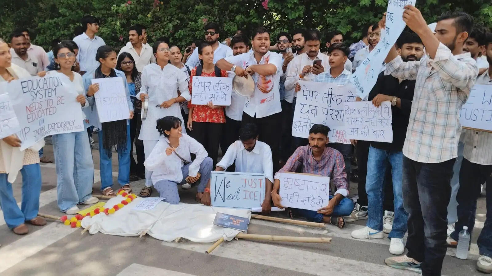 नीट पेपर लीक के विरोध में युवाओं का प्रदर्शन