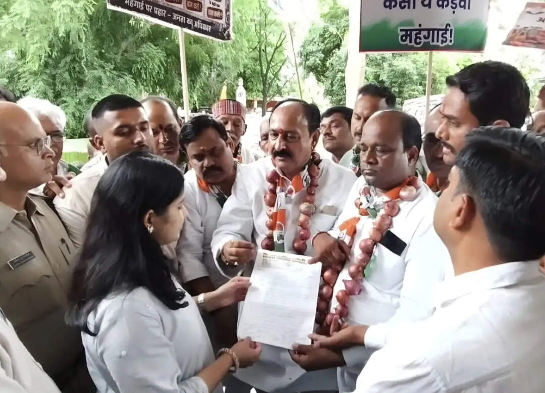 मैहरः महंगाई के खिलाफ कांग्रेस का हल्ला बोल, प्याज की माला पहनकर निकाला विरोध मार्च