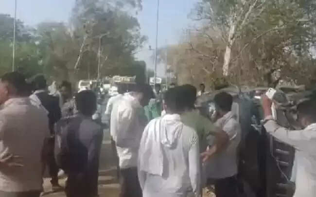 मप्र के टीकमगढ़ जिले में कार की टक्कर से चार लोगों की मौत