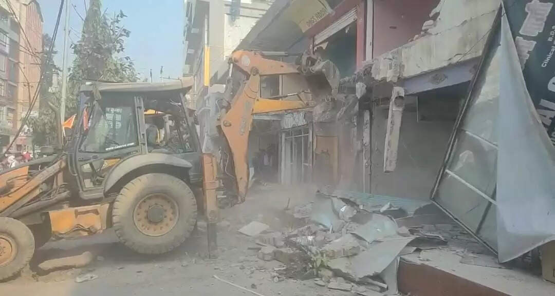 कोर्ट के आदेश पर पांच दुकानों पर चला बुलडोजर
