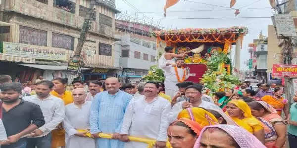 भगवान जगन्नाथ की निकाली रथयात्रा, हरे राम-हरे कृष्ण के जयकारों से गूंज उठा कुशीनगर