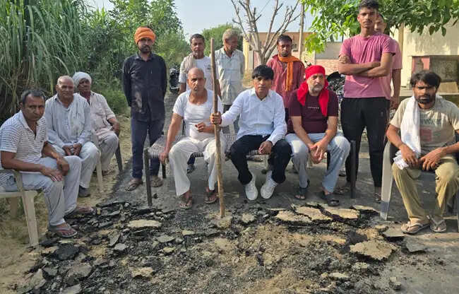 सोनीपत: सड़क निर्माण में घटिया सामग्री के इस्तेमाल पर ग्रामीणों ने किया प्रदर्शन