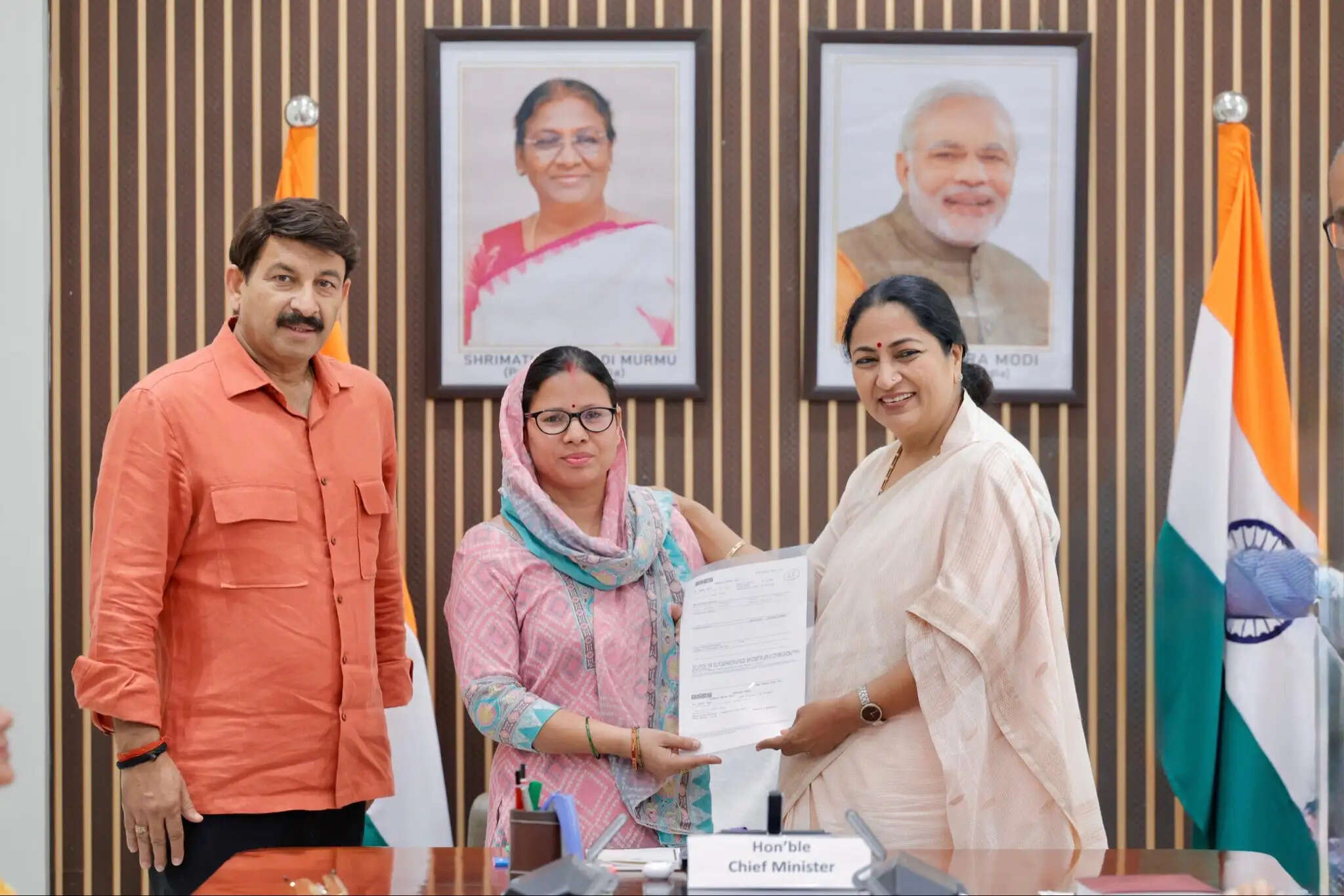 मुख्यमंत्री ने वर्षों बाद बिजली कनेक्शन पाने वाले 36 परिवारों से की मुलाकात