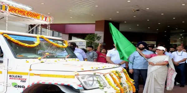 मुख्यमंत्री ने दिल्ली सचिवालय से 13 मोबाइल हीट रिलीफ यूनिट्स को दिखाई हरी झंडी