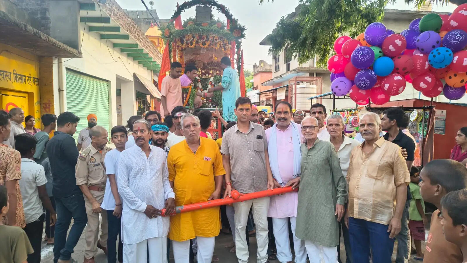 भगवान जगन्नाथ बहन सुभद्रा व बलभद्र संग निकले नगर भ्रमण पर, श्रद्धालुओं ने की पुष्प वर्षा
