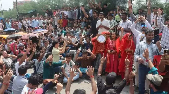 बेरोजगार संघ का धरना जारी, एसआईटी ने शुरू की जांच, सरकार बोली, सख्त कार्रवाई होगी