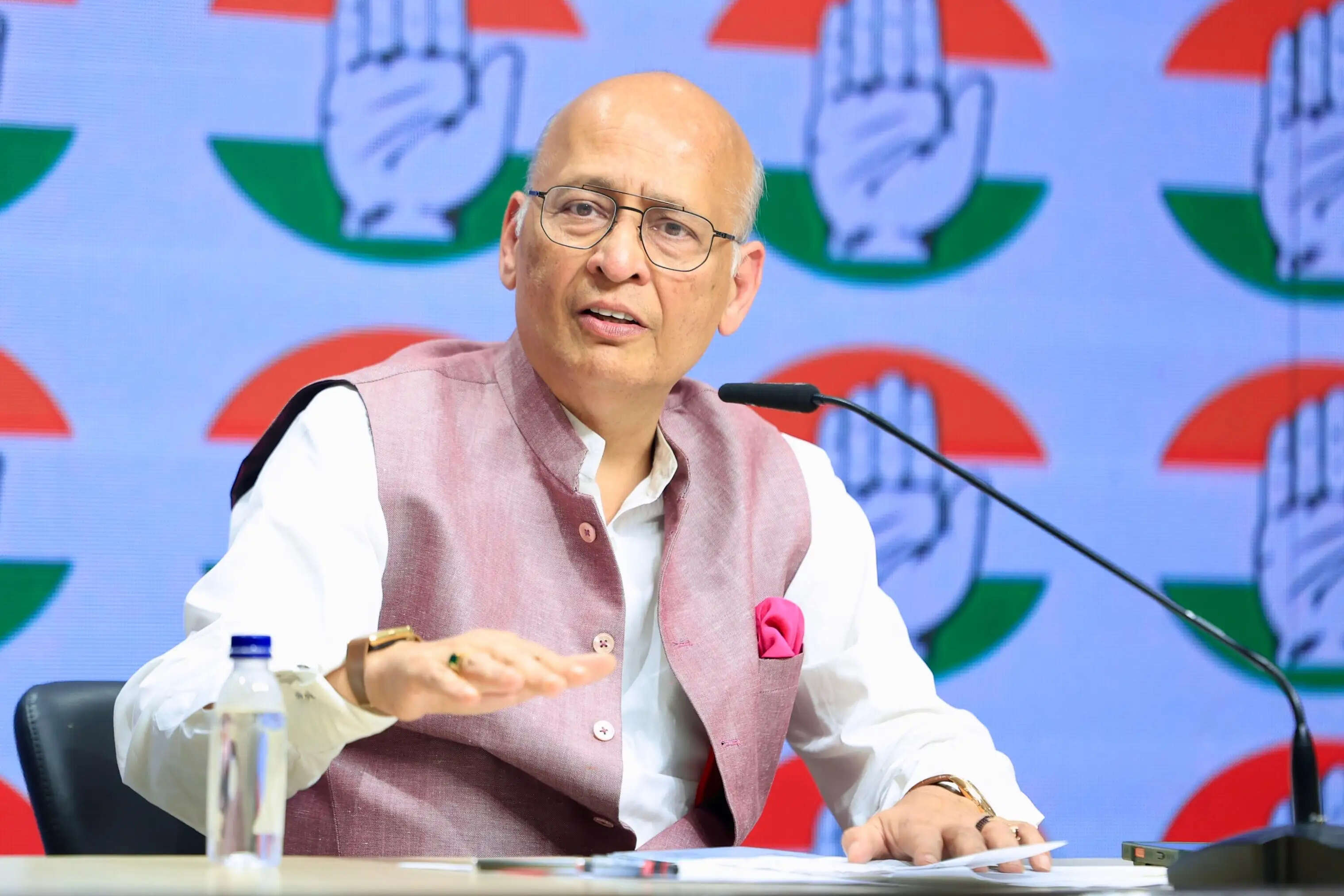चुनाव आयोग में सभी आयुक्त बराबर, अकेले निर्णय नहीं ले सकते : अभिषेक मनु सिंघवी