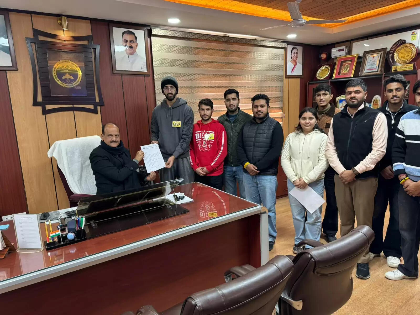 विश्वविद्यालय की विभिन्न मांगों को लेकर एसपीयू एबीवीपी इकाई मंडी ने कुलपति को सौंपा ज्ञापन