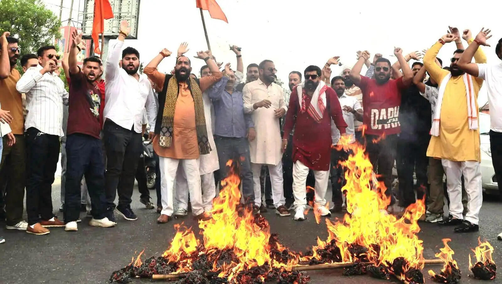 जम्मू में युवा राजपूत सभा का जोरदार प्रदर्शन, विवादित बयान के खिलाफ फूंका पुतला