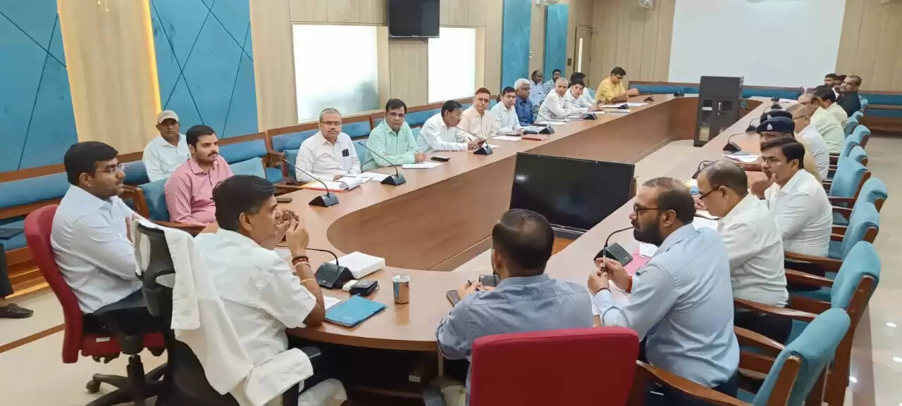 गोरखपुर महोत्सव 2026 की तैयारियां शुरू, मंडलायुक्त ने सौंपी जिम्मेदारियां