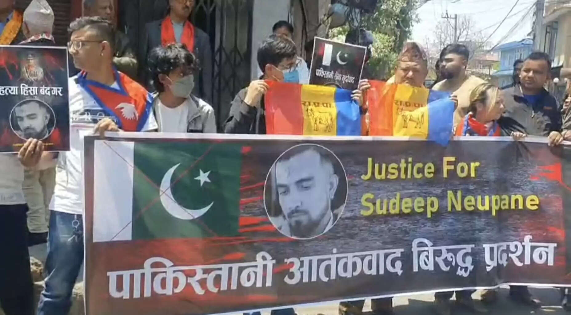 पहलगाम हमले के विरोध में काठमांडू में प्रदर्शन, पाकिस्तानी दूतावास बंद करने की मांग