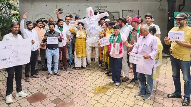 यूकेडी&nbsp;ने&nbsp;जंतर-मंतर पर लाठीचार्ज के&nbsp;विराेध&nbsp;में&nbsp;किया&nbsp;प्रदर्शन,&nbsp;सरकार का पुतला &nbsp;जलाया