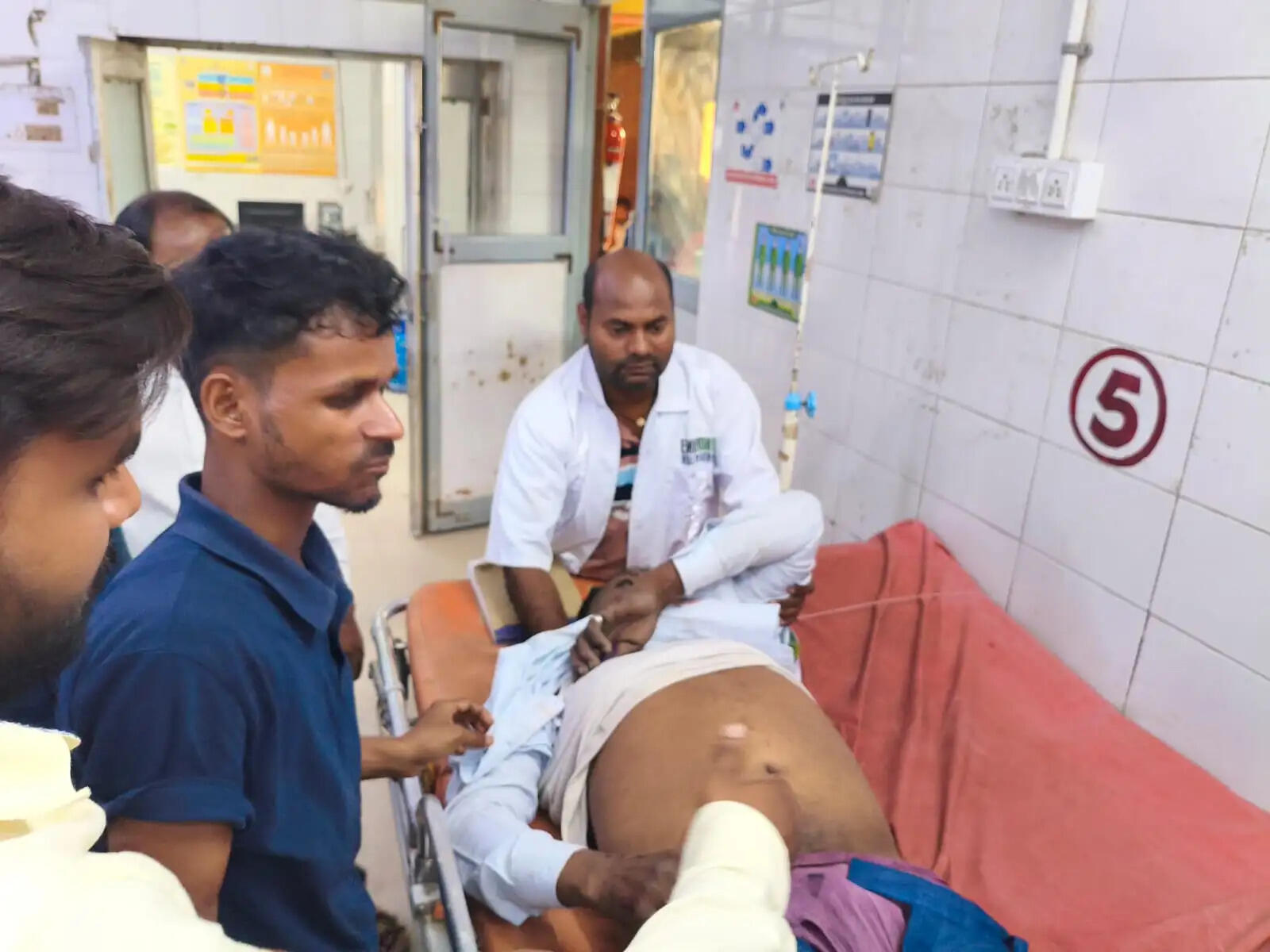 बस पलटने से परिचालक की मौत,पांच घायल, सभी सुरक्षित