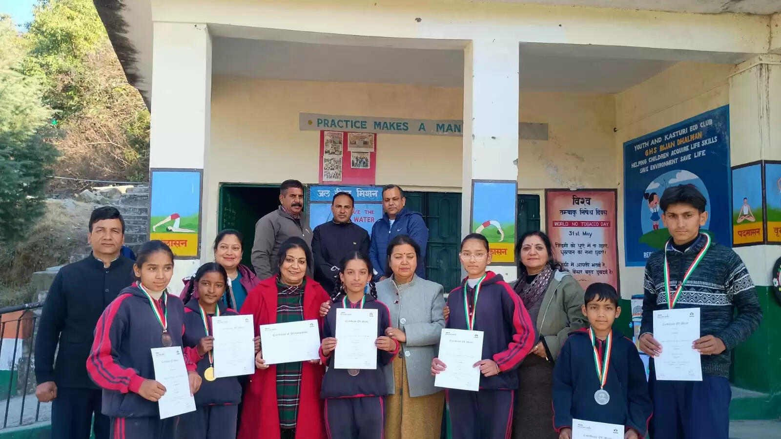 टाटा बिल्डिंग इंडिया ने राजकीय उच्च पाठशाला बिजन-ढलवान में करवाई आत्मनिर्भर भारत पर निबंध प्रतियोगिता