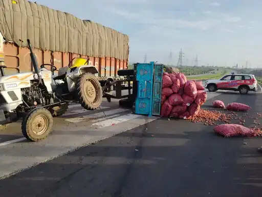 शाजापुर बायपास पर प्याज से भरी ट्रैक्टर-ट्रॉली पलटी, कुछ देर यातायात रहा प्रभावित,&nbsp;पुलिस ने बहाल करवाया