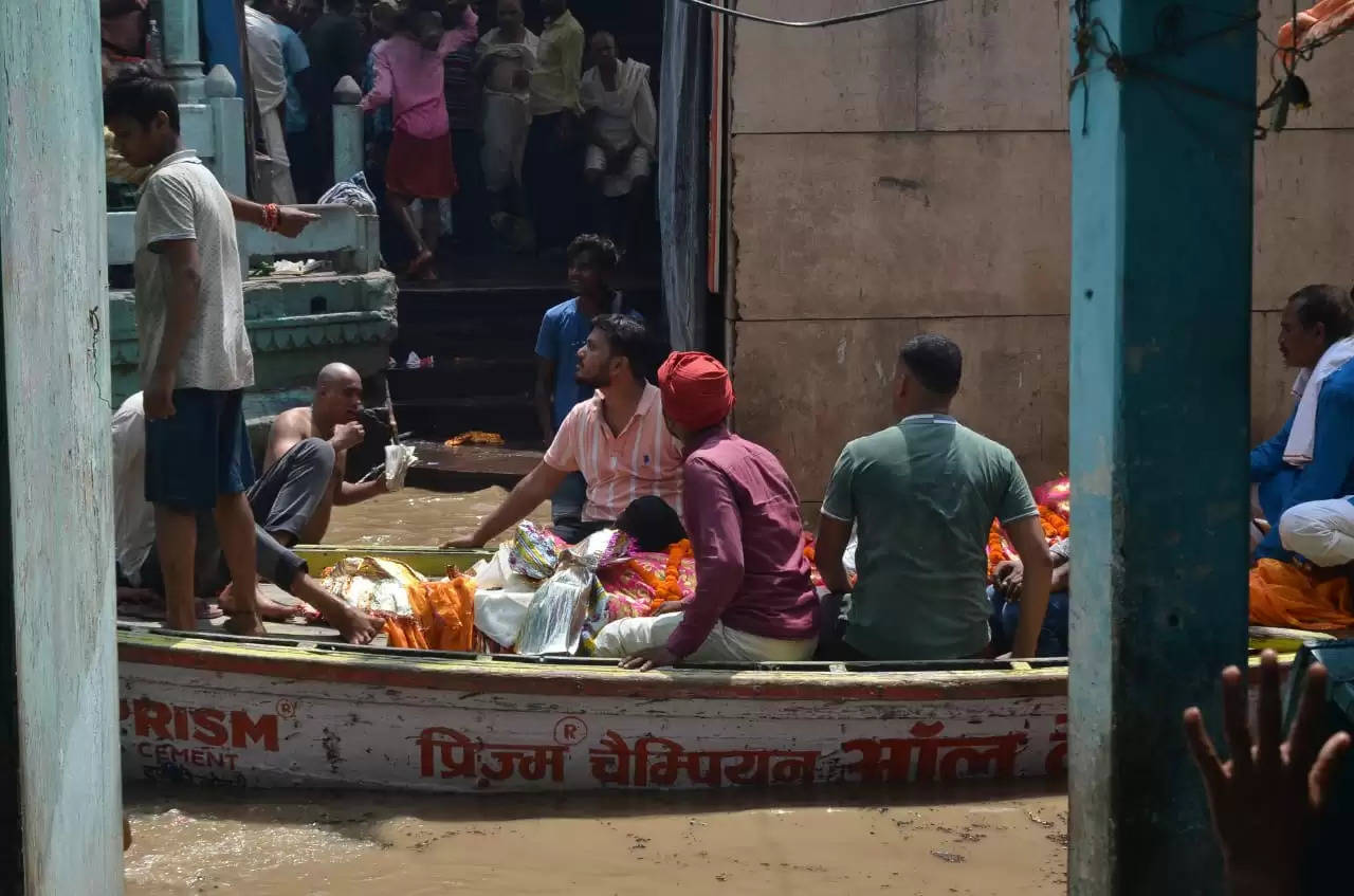 वाराणसी:गंगा का जलस्तर खतरे के निशान के समीप,तटवर्ती क्षेत्र टापू बने