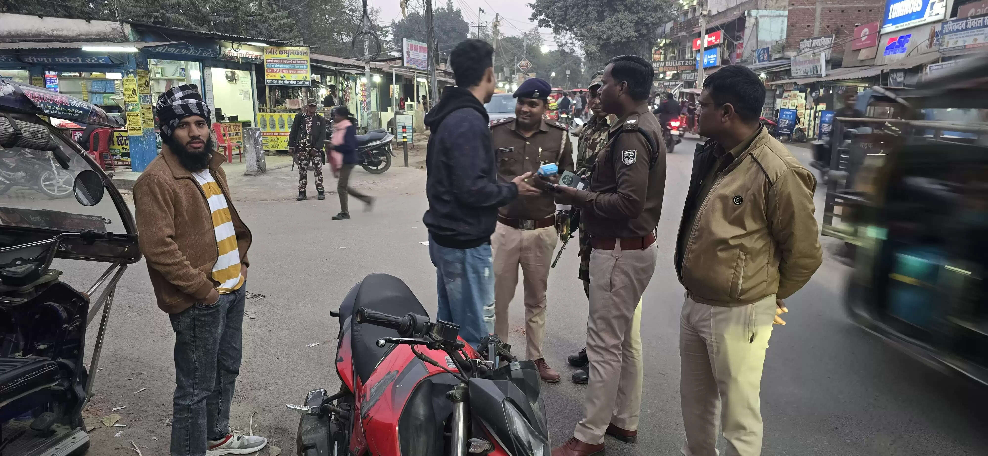 नगर थाना पुलिस ने ट्रैफिक नियम का पालन नहीं करने वालों के खिलाफ चलाया अभियान