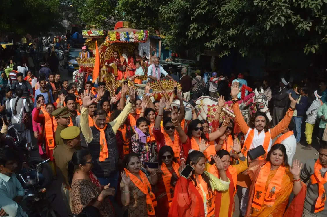 श्री काशी विश्वनाथ धाम के वर्षगांठ पर निकली भव्य लोक उत्सव शोभायात्रा