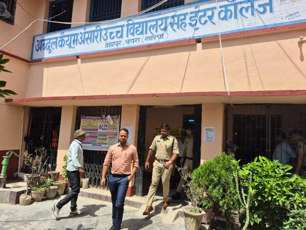 मद्य निषेध सिपाही भर्ती परीक्षा में जिलाधिकारी और वरीय पुलिस अधीक्षक ने किया औचक निरीक्षण