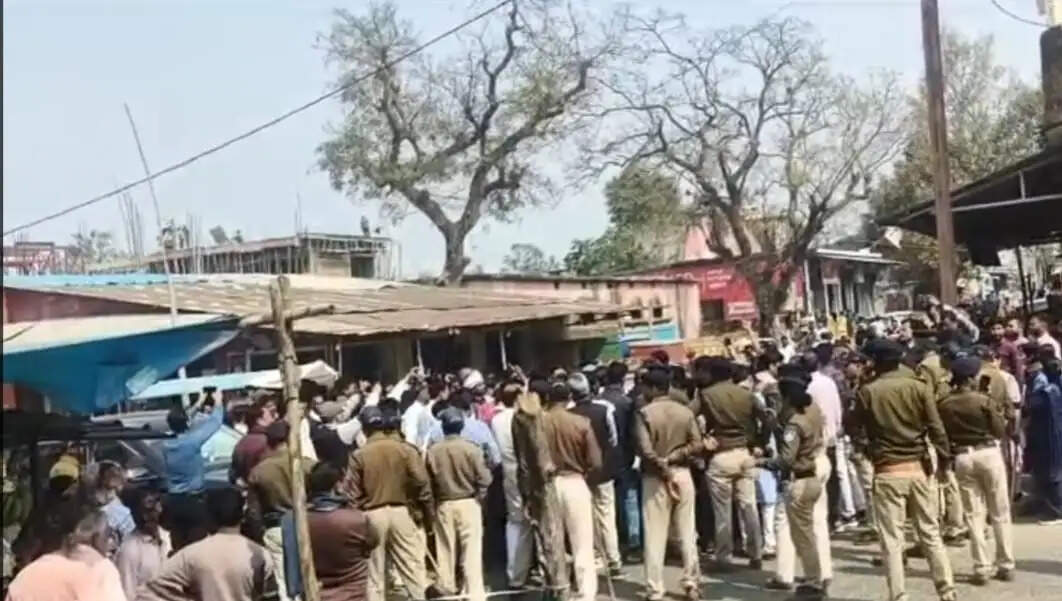 अनूपपुर: यात्री ट्रेनों के ठहराव के लिए कांग्रेस का धरना प्रर्दशन, रेलवे ने 2 माह का मांगा समय