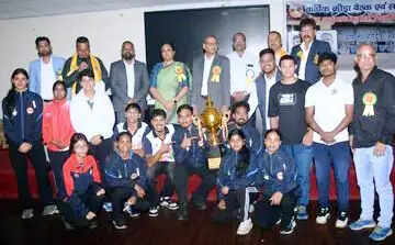कुमाऊं विश्वविद्यालय क्रीड़ा परिषद ने खिलाड़ियों को किया सम्मानित, हल्द्वानी महाविद्यालय को कुलपति ट्रॉफी